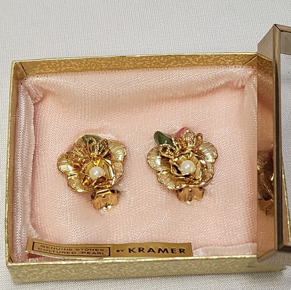 Vintage Kramer Genuine !950's Cultured PearlCoral, and Jade Floral Clip Earrings - Picture 11 of 13